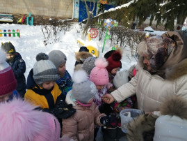 "Угощайте пташек дружно , Зёрнышки жалеть не нужно!". "Угощайте пташек дружно , Зёрнышки жалеть не нужно!".